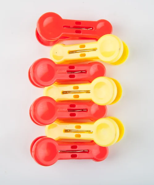 Beyaz arkaplandaki renkli mandalların yakın plan resmi