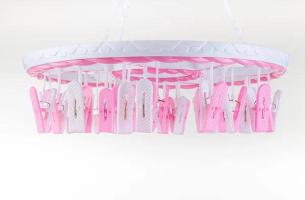 beyaz zemin üzerine pembe ve beyaz clothespins