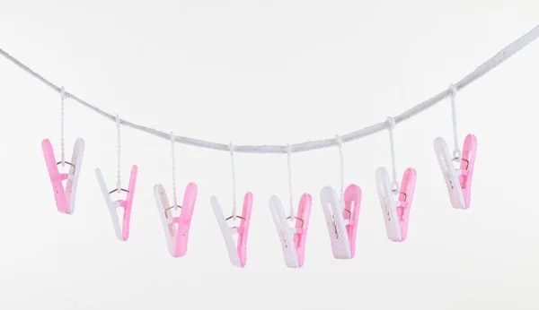 beyaz zemin üzerine pembe ve beyaz clothespins