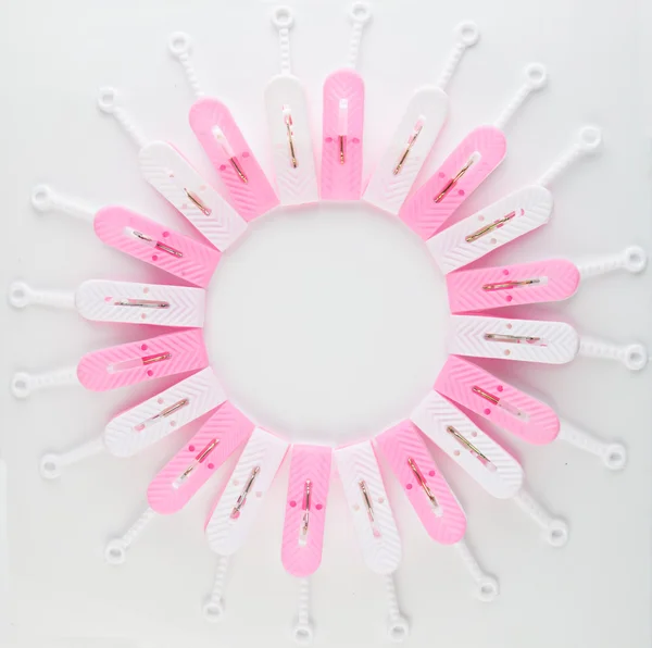 clothespins ile whitel arka plan daire olarak düzenlenmiş