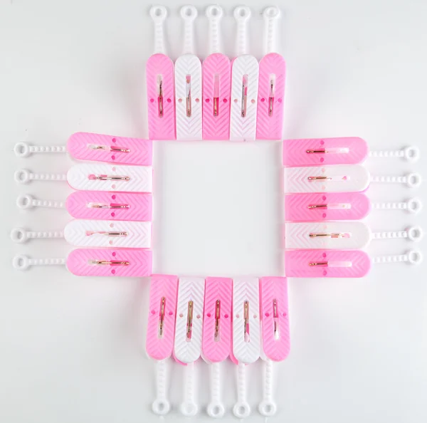 kare olarak whitel arka plan ile düzenlenmiş clothespins