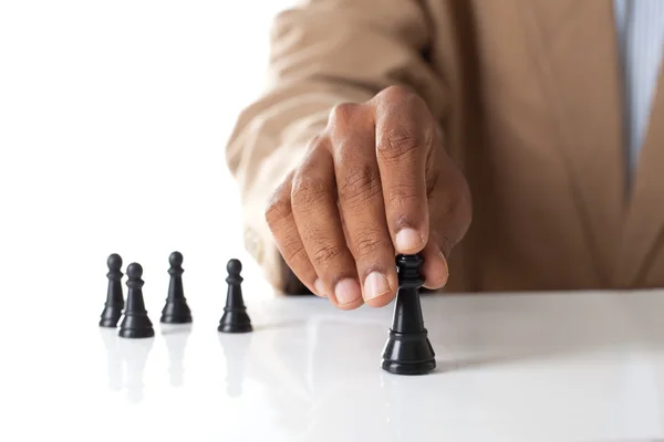 チェスの戦略の背後にチームとフィギュアを動かすビジネス男または — ストック写真