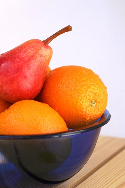 Een schaal met fruit — Stockfoto