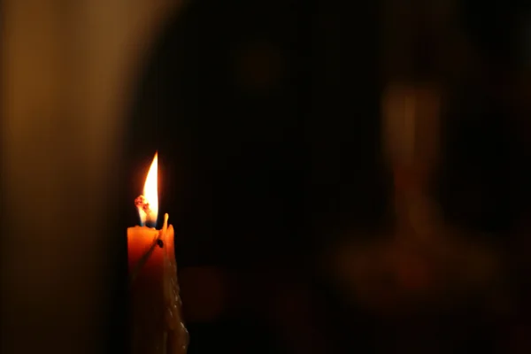 Eine Kerze in einer Kirche — Stockfoto