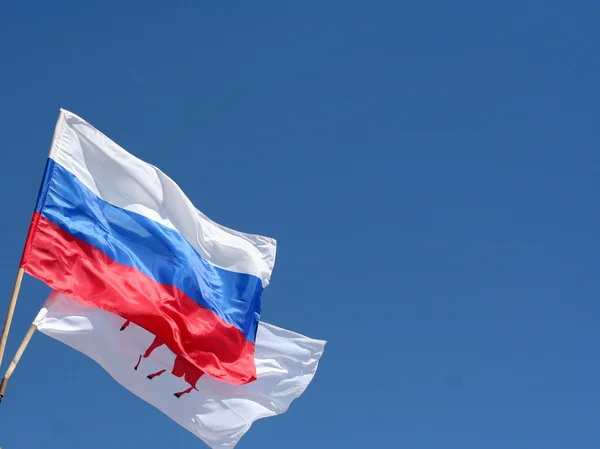 Russian flag on a pole against blue sky — Stock Photo, Image
