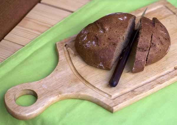 スライスされたパンで木の板 — ストック写真