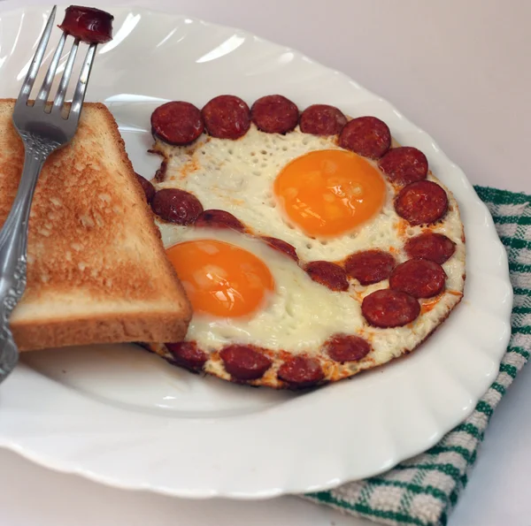 Traditional breakfast with eggs and sausages — Stock Photo, Image