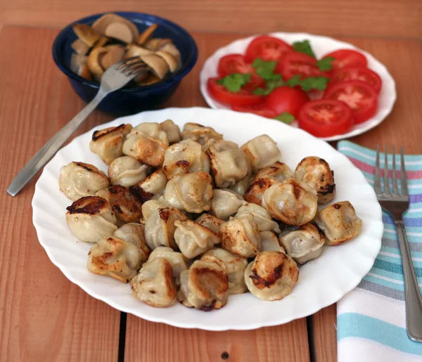 Boulettes russes frites - pelmeni — Photo