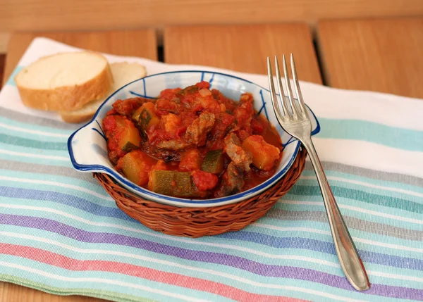 Rindereintopf mit Zucchini und Tomaten — Stockfoto