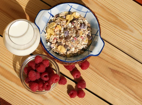 Healthy breakfast with raspberry — Stock Photo, Image