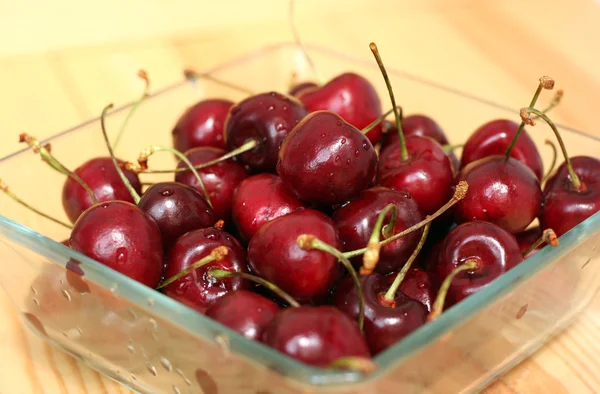 Glass bowl with fresh sweet cherries — Stock Photo, Image