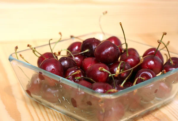 Fresh cherries in a glass bowl — Stock Photo, Image