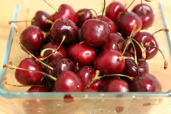 Fresh cherries in a bowl close up — Stock Photo, Image