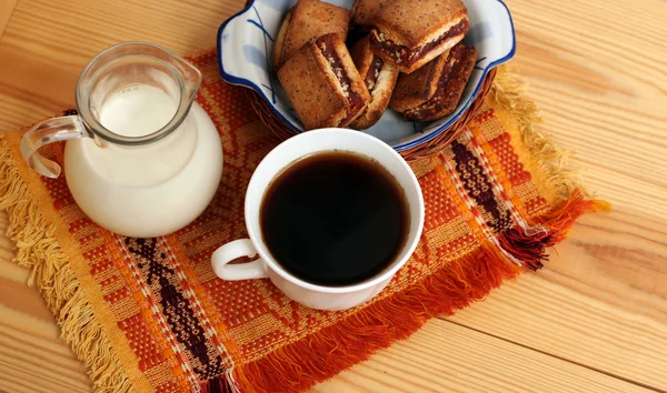 Šálek kávy a mléko a sušenky — Stock fotografie