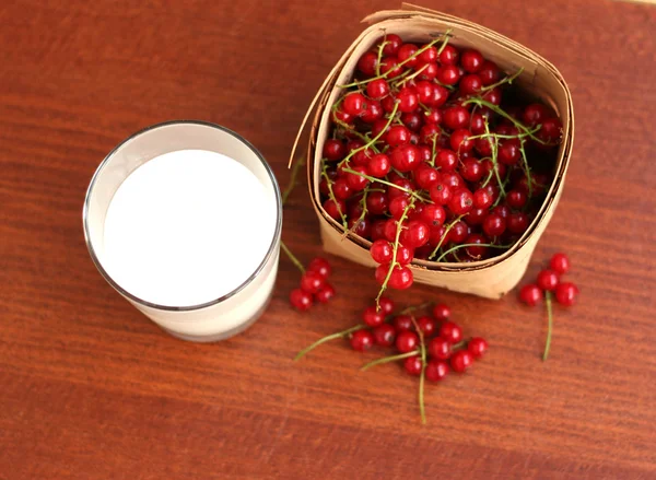 Glas melk en verse rode bes — Stockfoto
