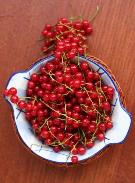 Red currant on a wooden table — Stock Photo, Image