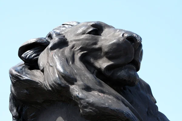 Leão na base do Monumento de Colombo em Barcelona — Fotografia de Stock
