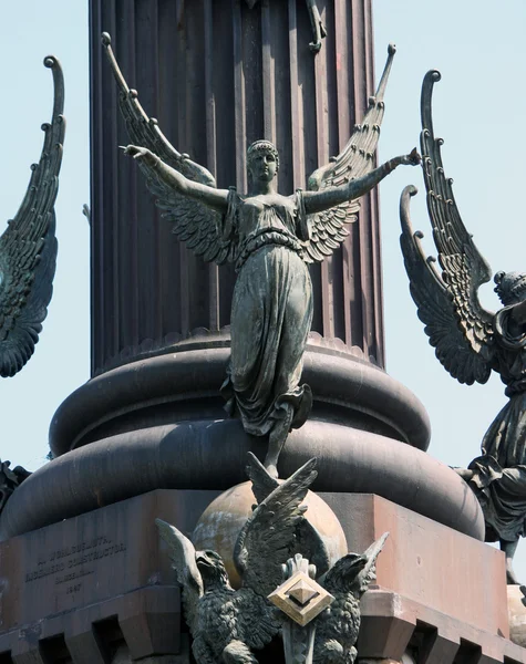 Statue(Pheme) gelegen op het Columbus-standbeeld in Barcelona — Stockfoto