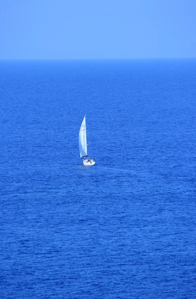 Zeilboot post naar de zee — Stockfoto