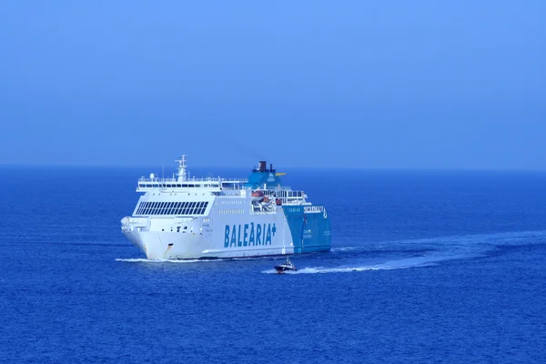 Barcelona, Spanien - 24 juli: fartyget balearia raderna på väg till — Stockfoto