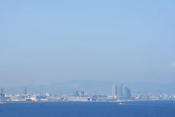 Panorama z přístavu v Barceloně od vody z přístavu, spai — Stock fotografie