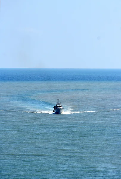 A speedboat making water wave curve — Stock Photo, Image