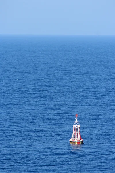 Una boya de advertencia frente a la costa de España, Barcelona — Foto de Stock