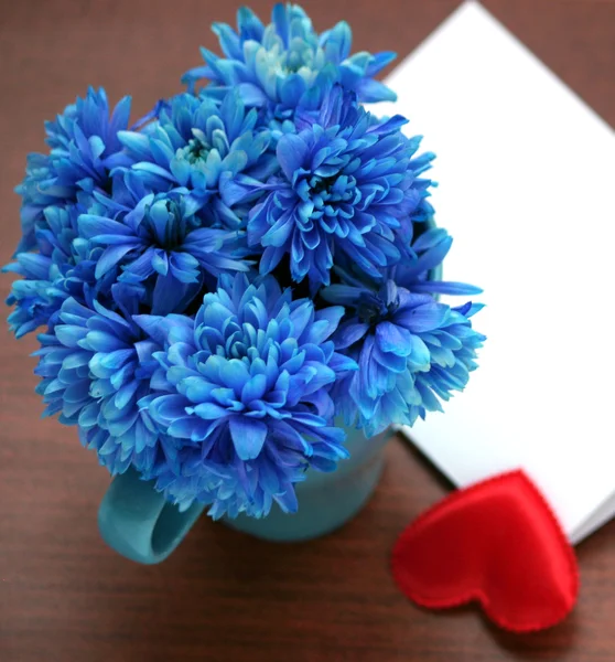 Mooi boeket van heldere bloemen in kleur mok — Stockfoto