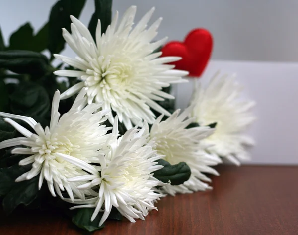 白色的花，木制的桌子上的花束 — 图库照片