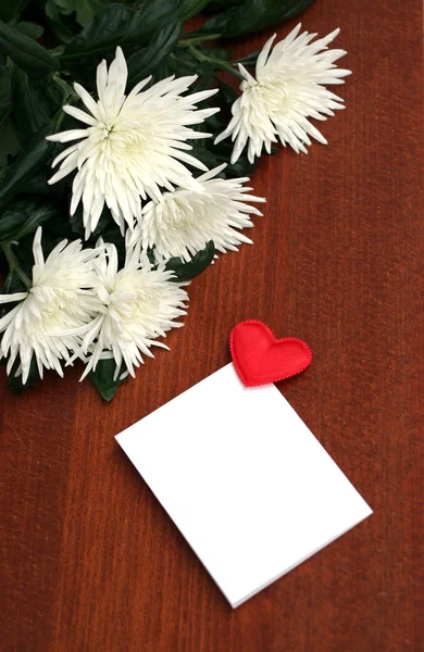 Άσπρα λουλούδια, μπουκέτο σε ξύλινο τραπέζι — Φωτογραφία Αρχείου