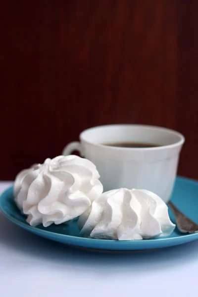 Cup of coffee with merengues — Stock Photo, Image