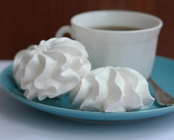 Merengues blancos con taza de café — Foto de Stock