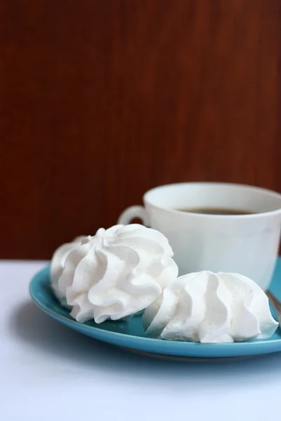 Merengues blancos con taza de café — Foto de Stock