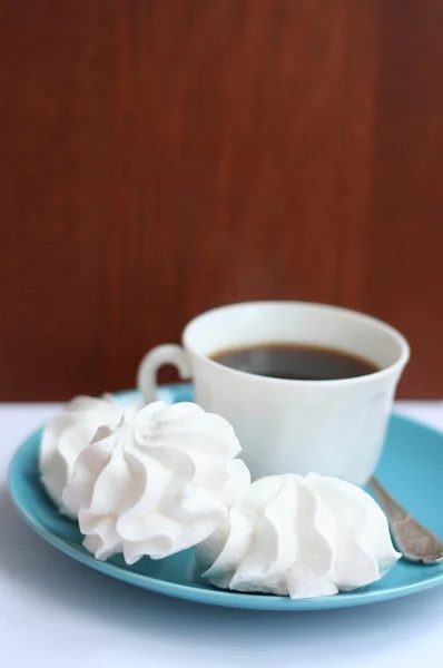 Merengues blancos con taza de café — Foto de Stock