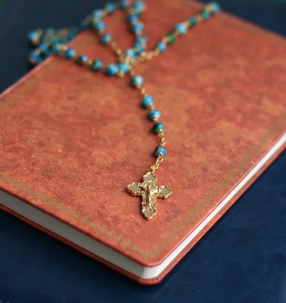 Crucifixo na Bíblia Sagrada — Fotografia de Stock