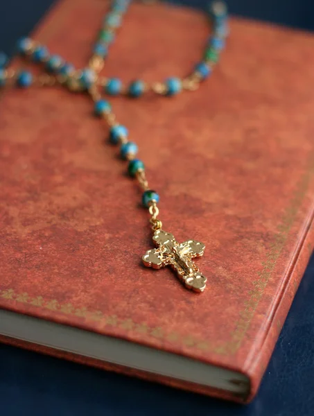 Kruzifix auf heiliger Bibel — Stockfoto