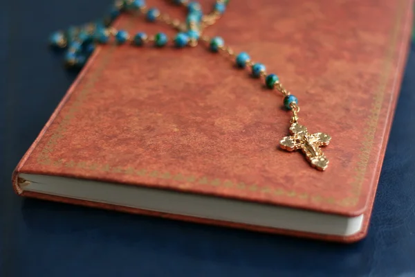 Krzyż na Pismo Święte — Zdjęcie stockowe
