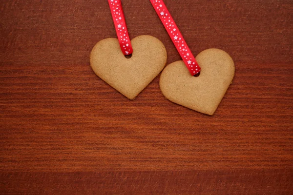 Dos galletas en forma de corazón para el Día de San Valentín —  Fotos de Stock