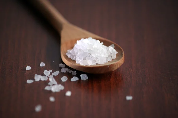 Mořská sůl v měkké zaměření vařečka — Stock fotografie
