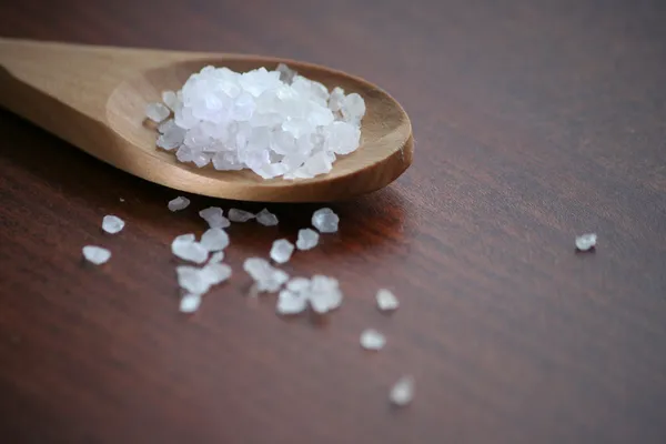 Mořská sůl v dřevěných wpoon — Stock fotografie