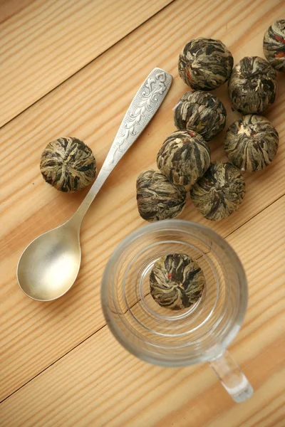 Chinese green tea balls with jasmine flowers, tea cup — Stock Photo, Image