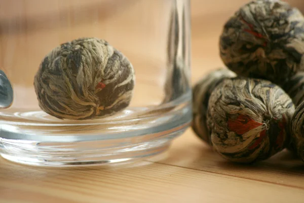 Chinese green tea balls with jasmine flowers — Stock Photo, Image