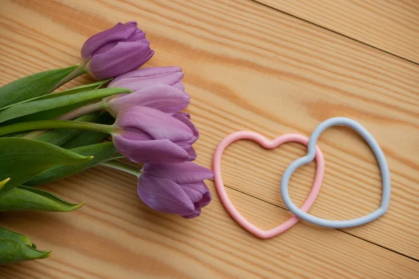 Tulipán nádherný buket s srdce symboly — Stock fotografie