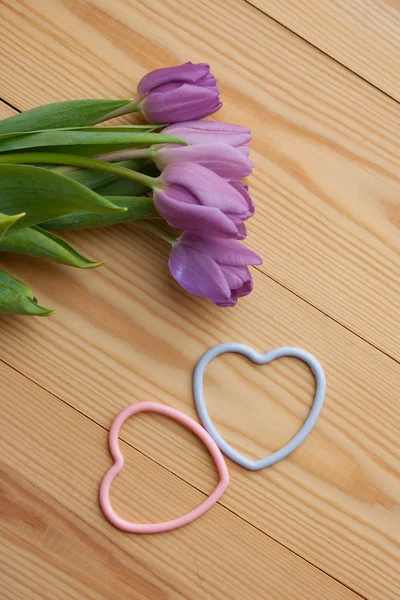 Schöner Tulpenstrauß mit Herz-Symbolen — Stockfoto