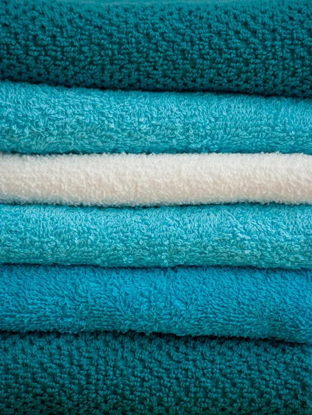 Turquoise and white bath towels stack — Stock Photo, Image