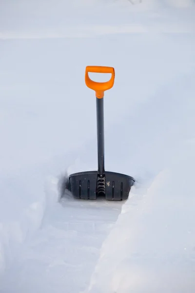 Черная Пластиковая Лопата Уборки Снега Зимой — стоковое фото