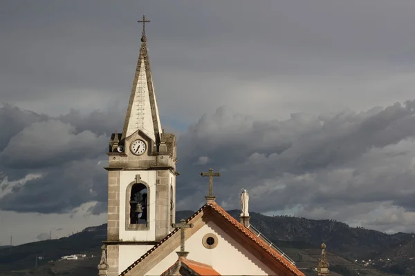 Kilisenin çan kulesi