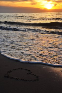 Kalbim plajda çizildi.