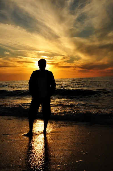 batan güneşin karşı insan silüeti