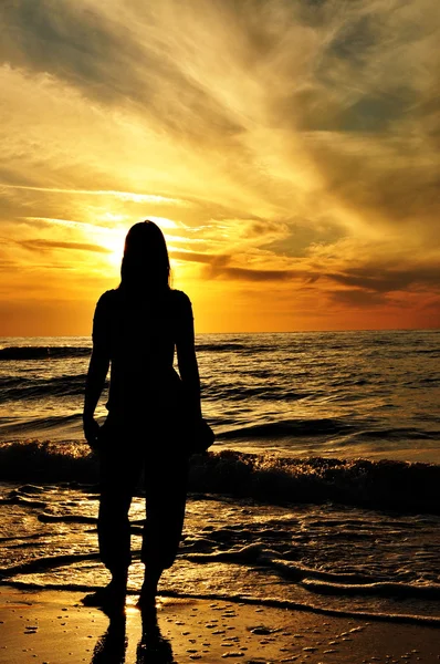 Beautiful woman silhouette against the sunset — Stock Photo, Image